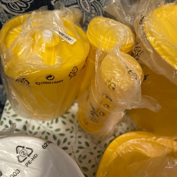 Tupperware yellow set!